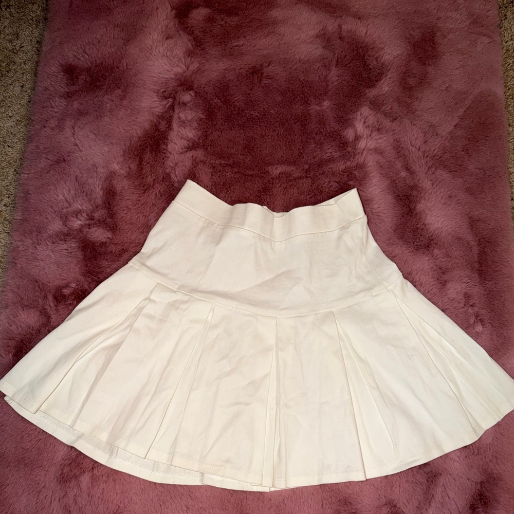 Elegant White Pleated Skirt